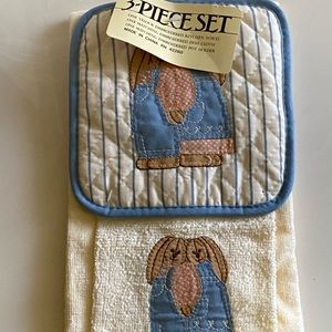NWT Vintage 3 piece kitchen towel set